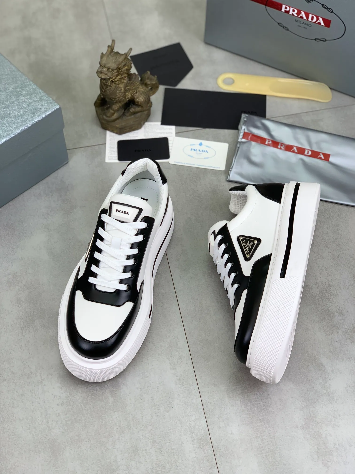 Men's shoes 💰P580 new (higher version) new models are available at PRADA counters simultaneously, new men's shoes, 😘 fabrics are selected from original calfskin. First layer of imported silk cowhide lining. The original version is awesome! 👍🏿Original open-molded non-slip PU outsole, with exquisite lines, simple and elegant, super comfortable and classy on foot, suitable for leisure travel. Code number: 38 to 44 (45 customized) 4️⃣ colors available